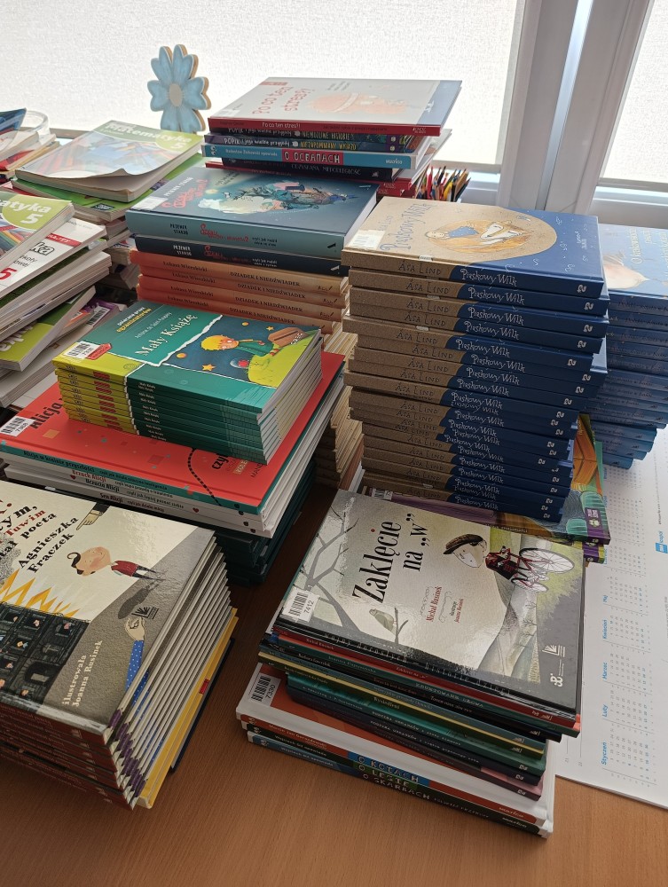 Zestawy książek na biurku